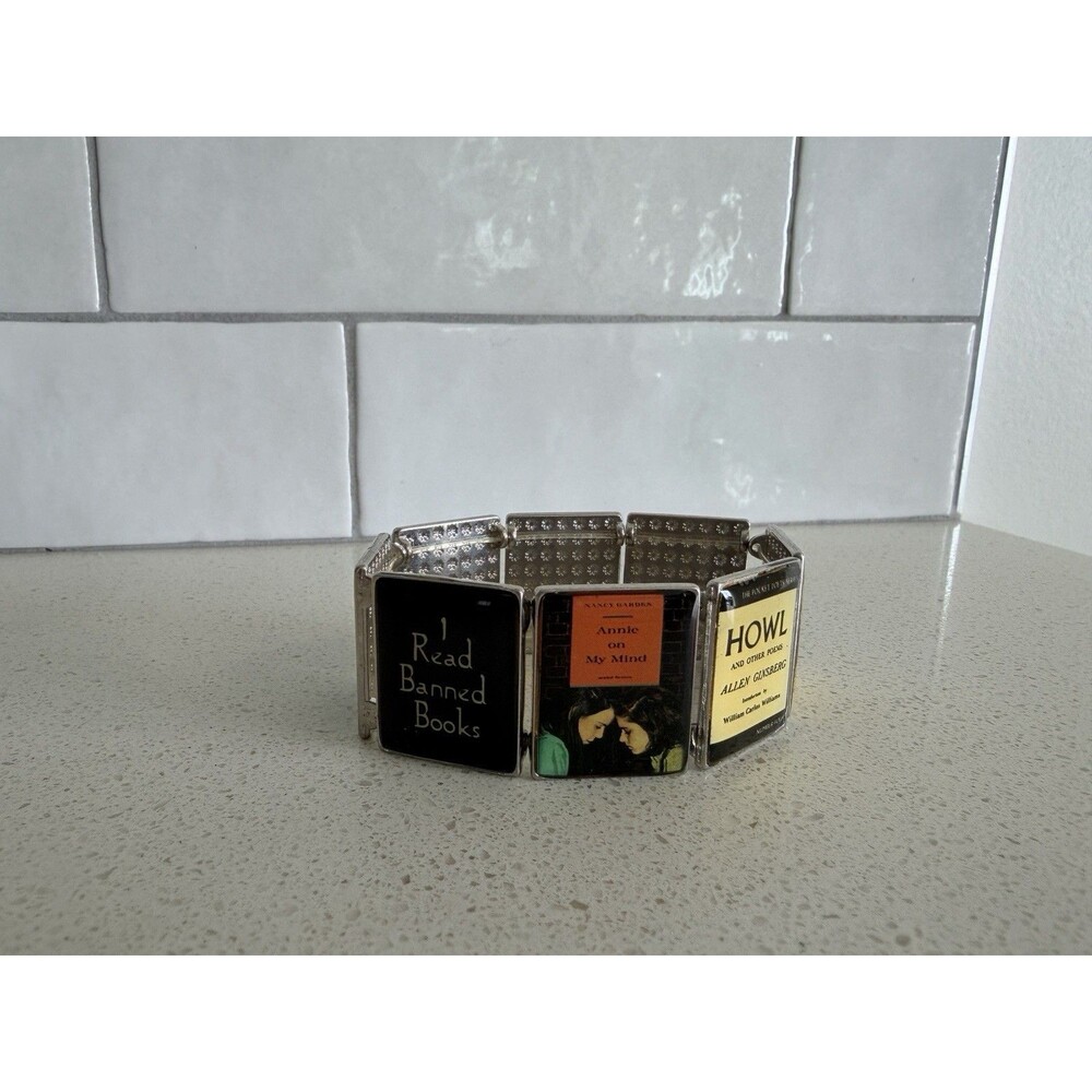 VTG Carolyn Forsman  "I Read Banned Books" Literacy Themed Stretch Bracelet NICE